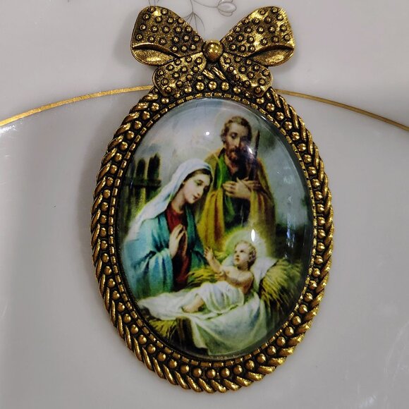 Vtg to MOD Holy Family Glass Domed Cameo Brooch Pendant Gold Christmas - Picture 1 of 6